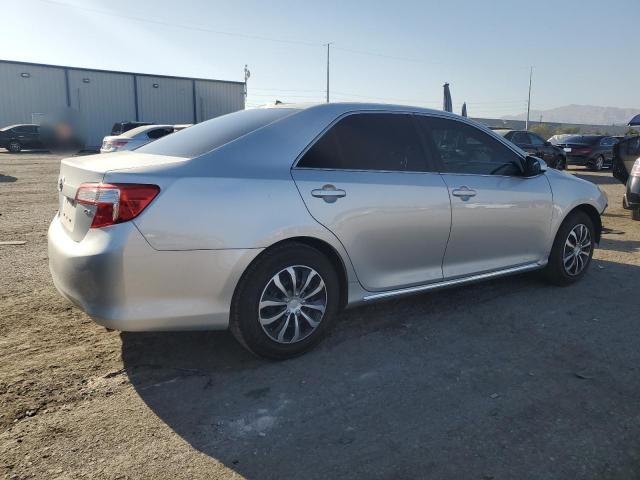 Седани TOYOTA CAMRY 2014 Сріблястий