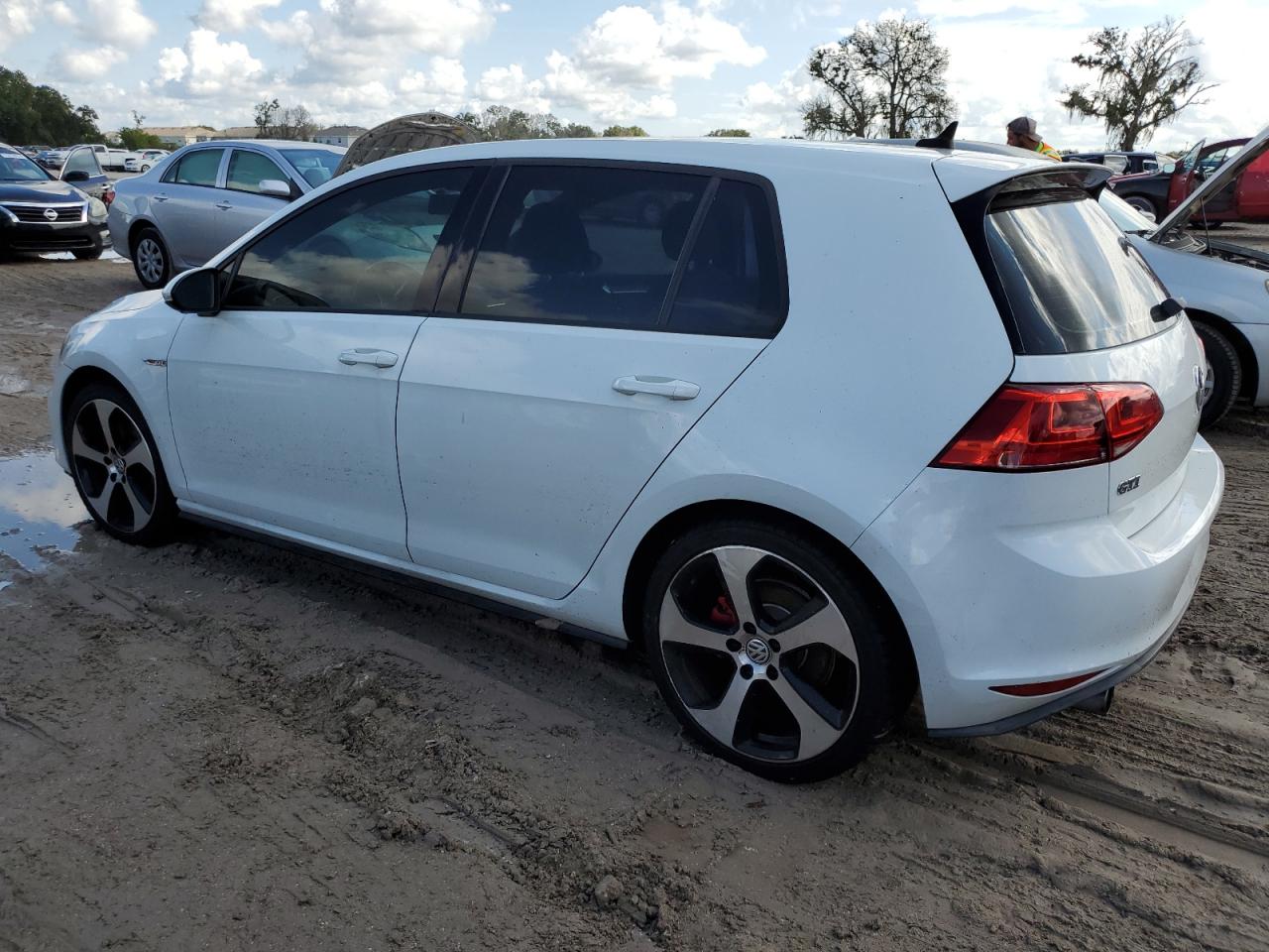 3VW4T7AU5HM076371 2017 VOLKSWAGEN GTI - Image 2