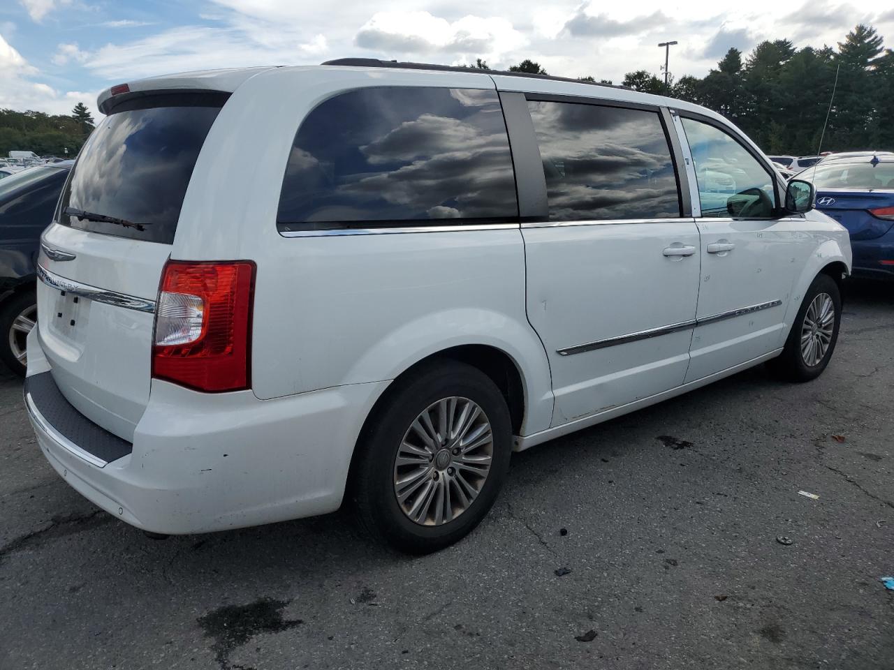 2014 Chrysler Town & Country - Image 3