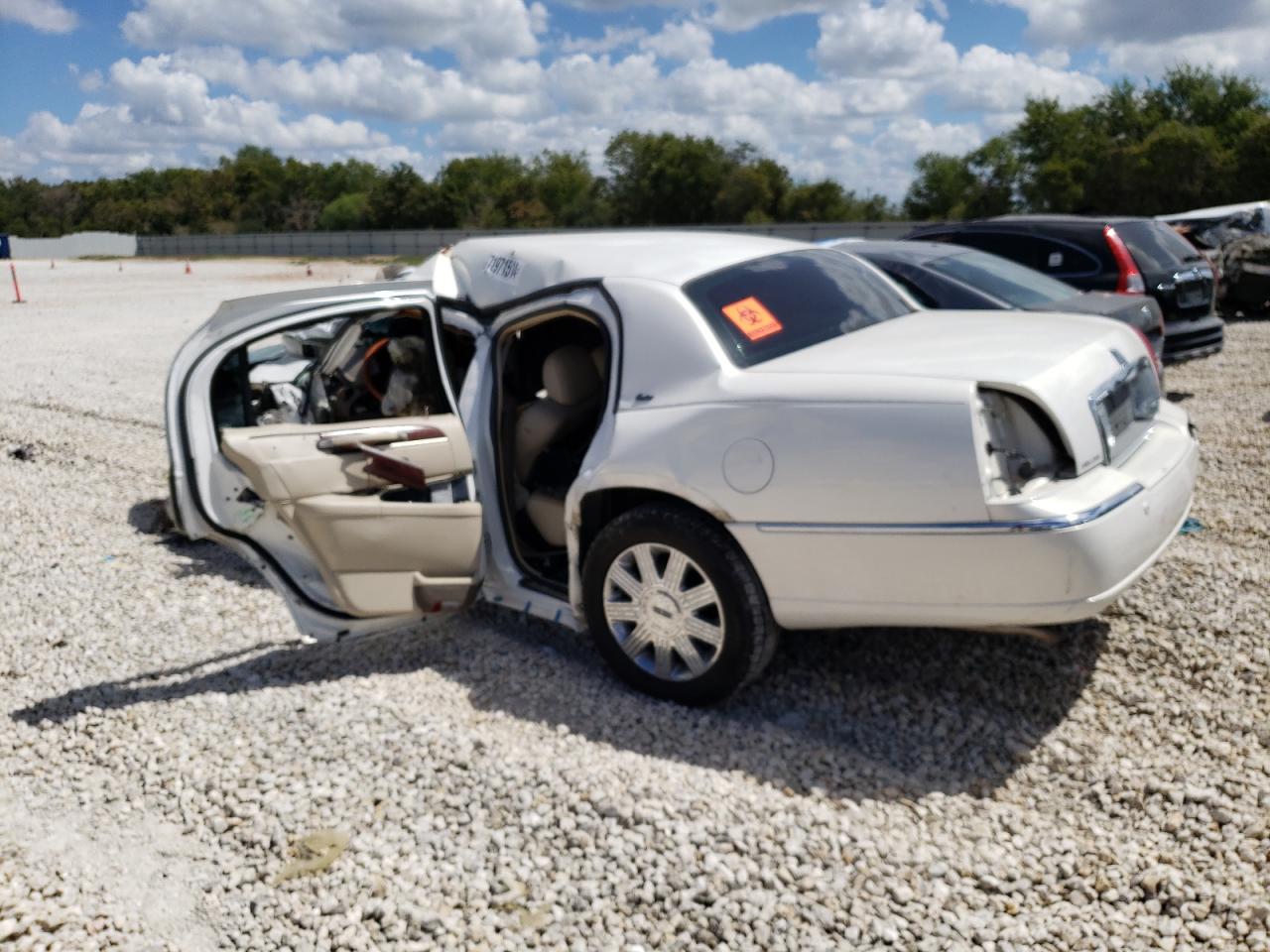 2003 Lincoln Town Car - Image 2