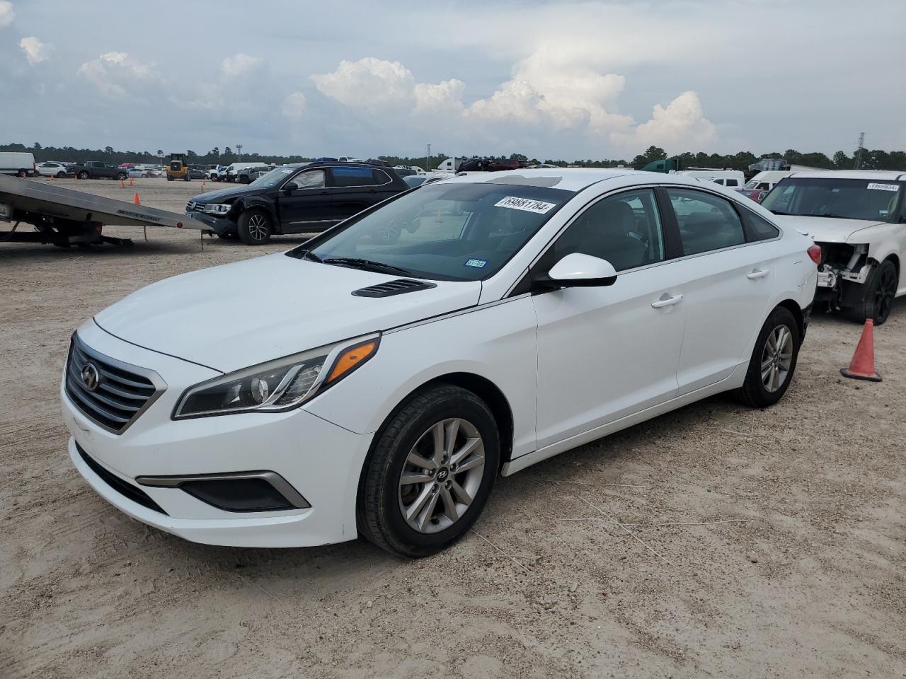 5NPE24AFXHH562562 2017 HYUNDAI SONATA - Image 1