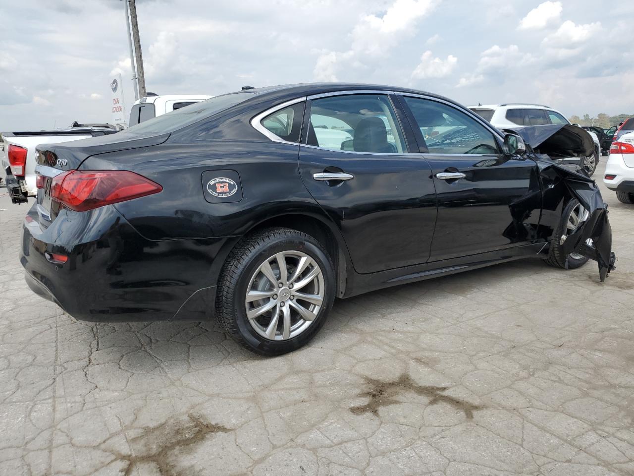 2018 Infiniti Q70 - Image 3