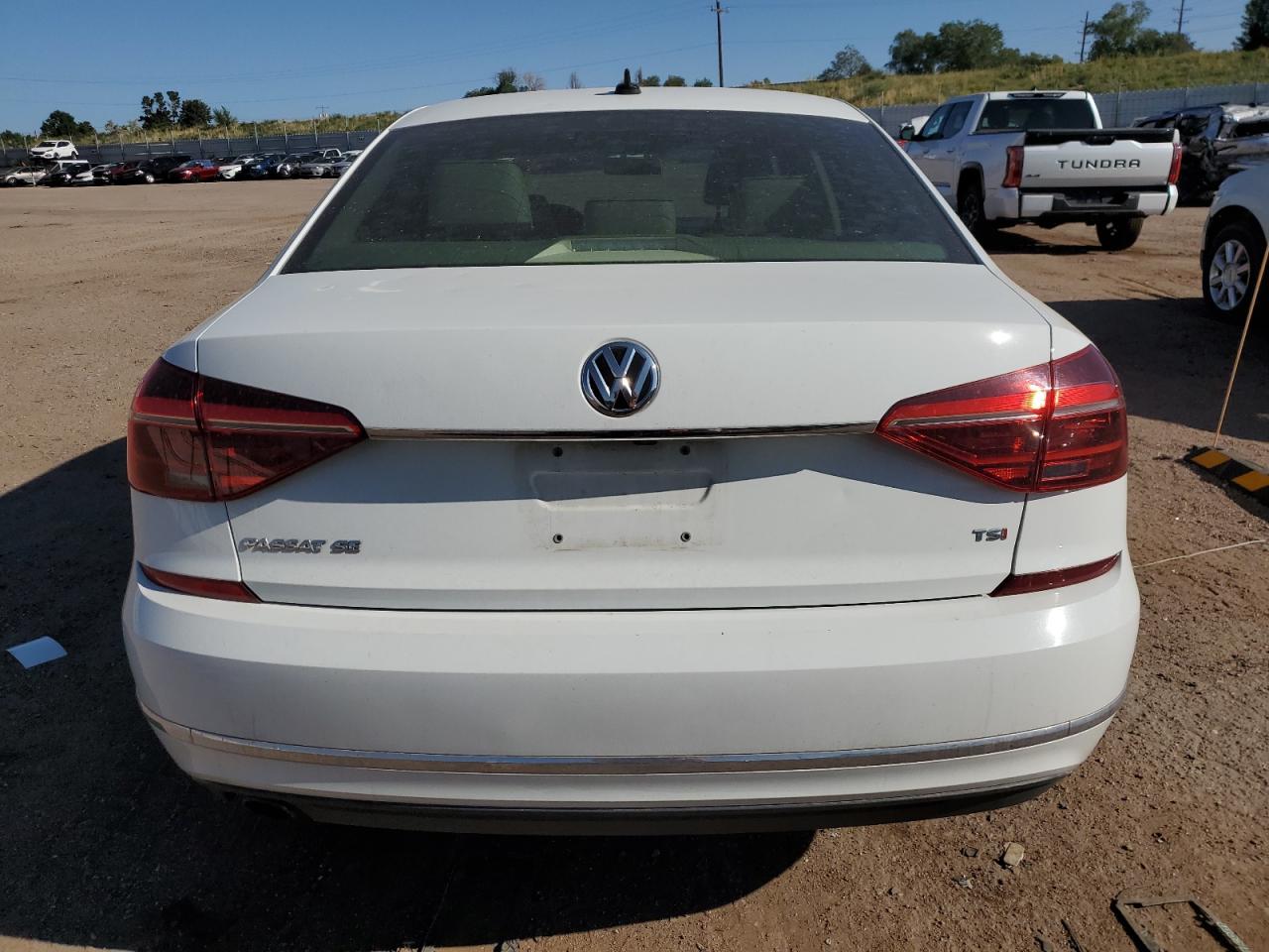 1VWBA7A32JC031237 2018 Volkswagen Passat Se