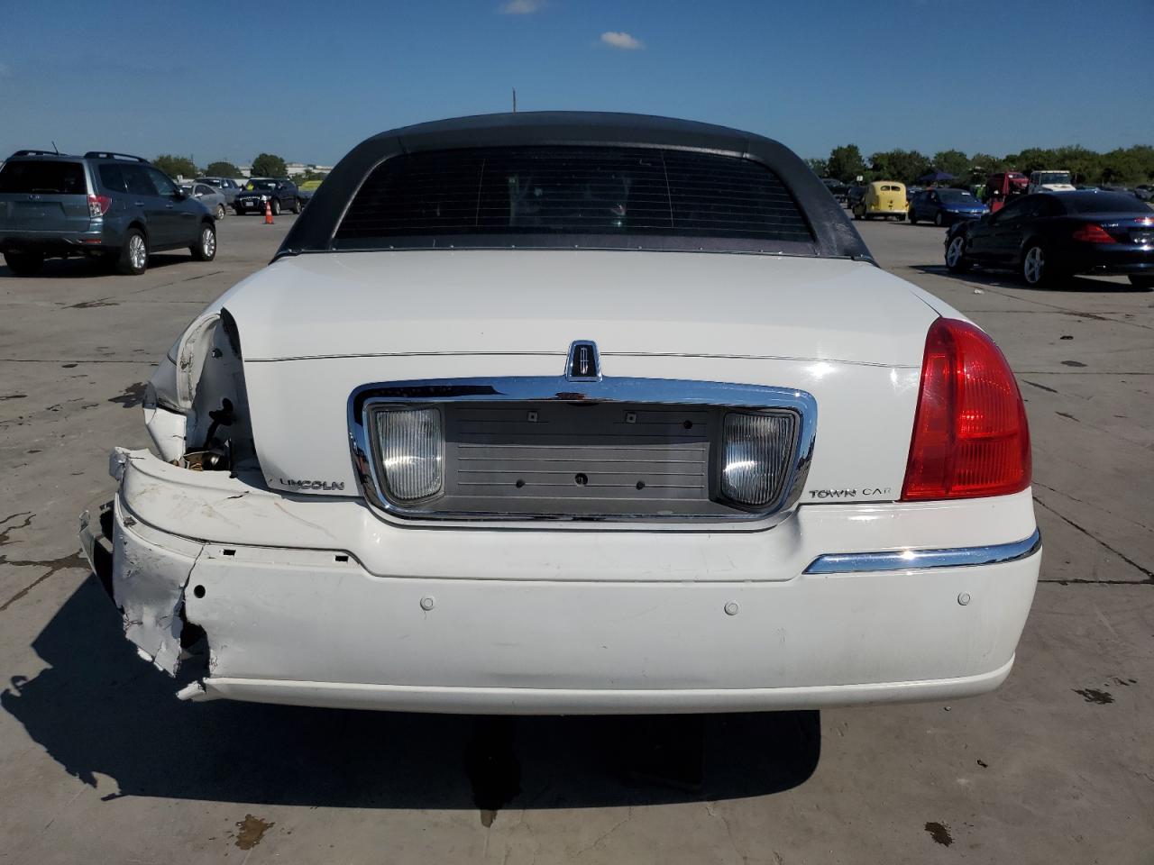 2LNBL8CV2BX752353 2011 Lincoln Town Car Signature Limited