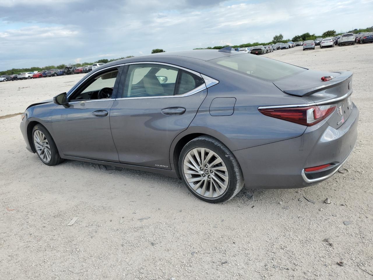 JTHB21B17K2039849 2019 LEXUS ES - Image 2