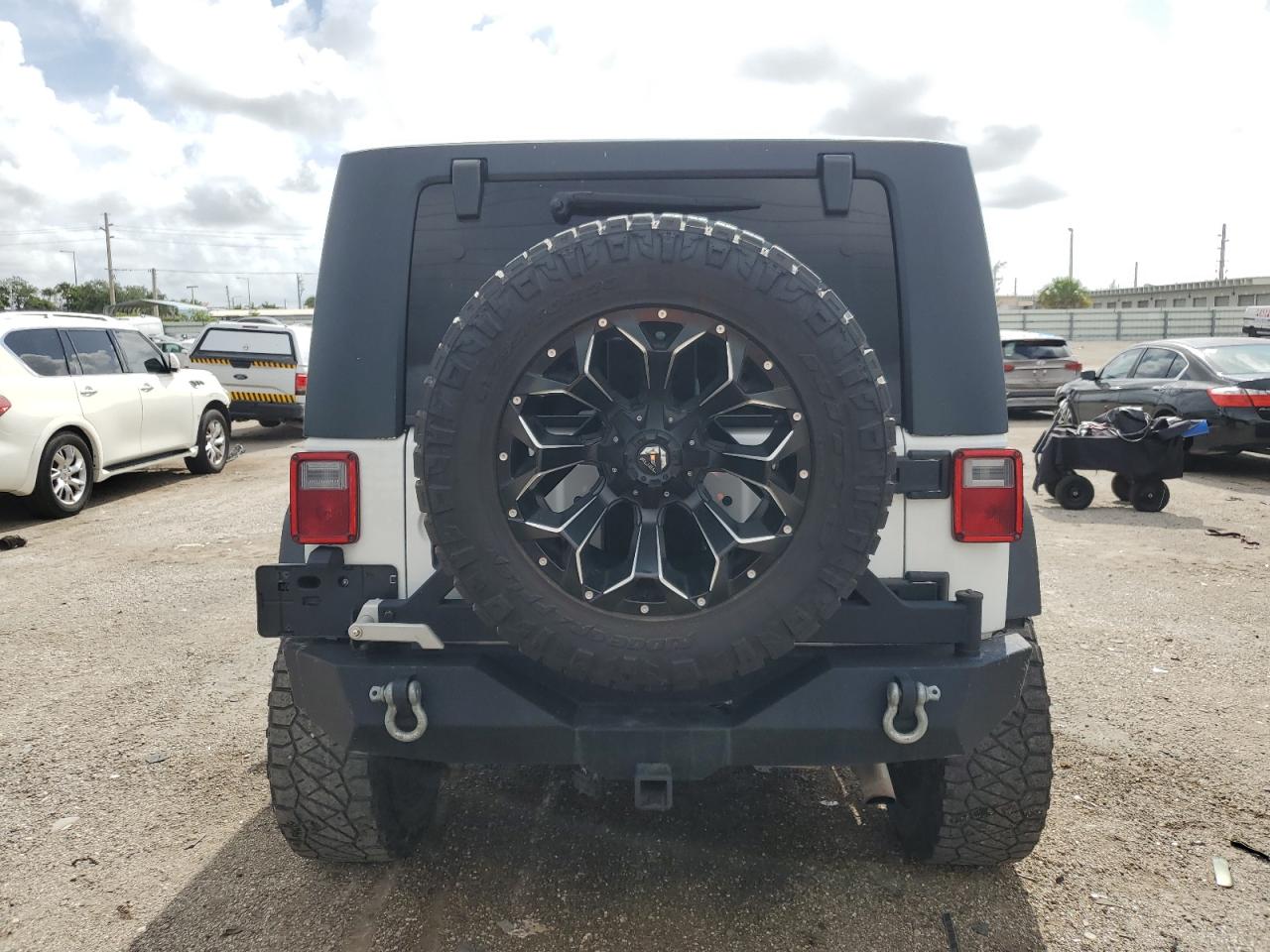 1C4BJWEG9FL732732 2015 Jeep Wrangler Unlimited Sahara