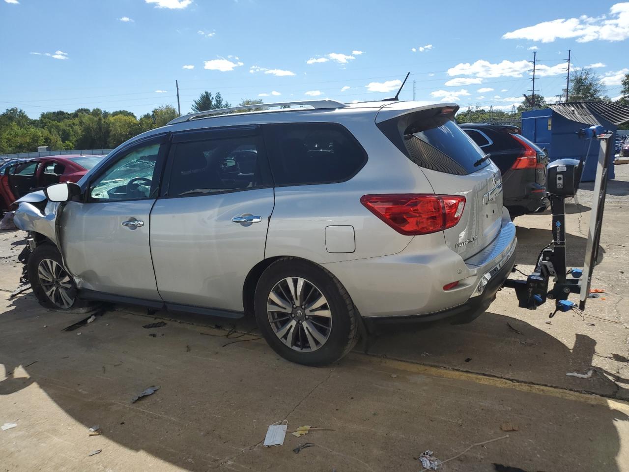 2017 Nissan Pathfinder - Image 2
