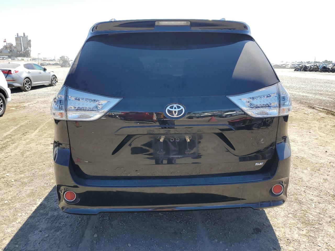 5TDXZ3DC2HS857326 2017 Toyota Sienna Se