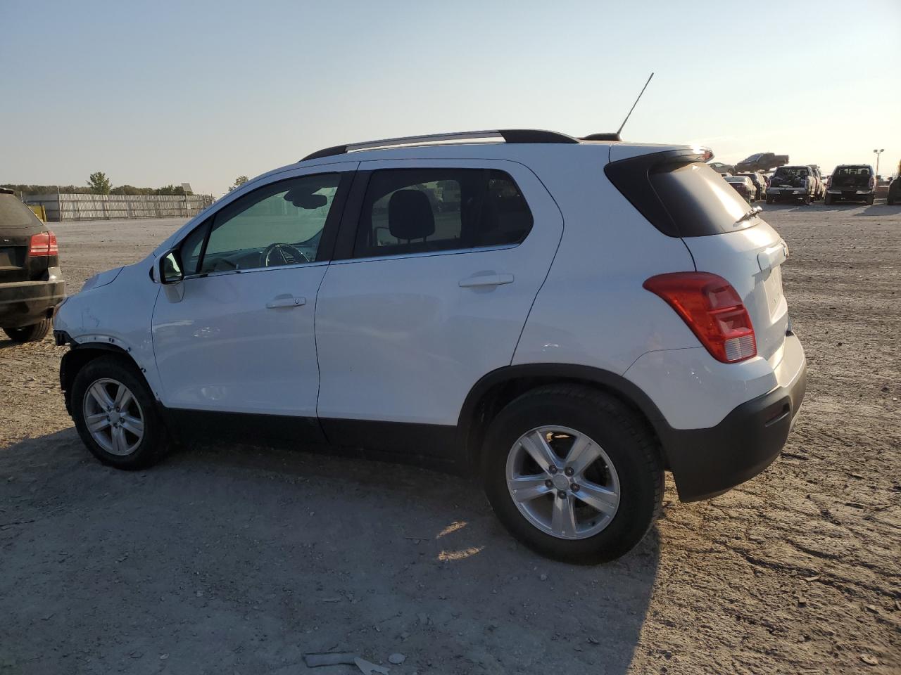 3GNCJLSB0GL278380 2016 CHEVROLET TRAX - Image 2