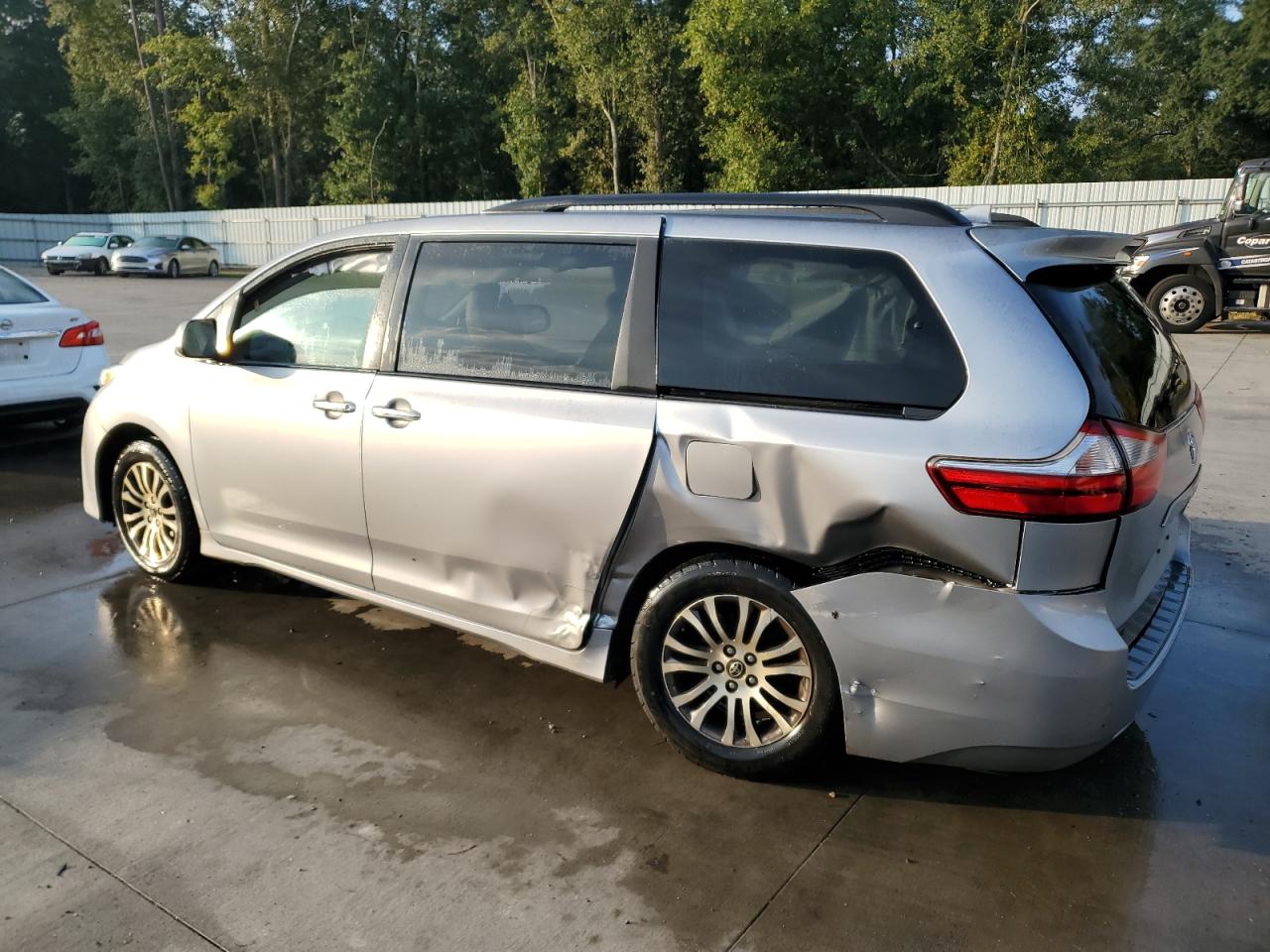 5TDYZ3DC3JS907404 2018 TOYOTA SIENNA - Image 2