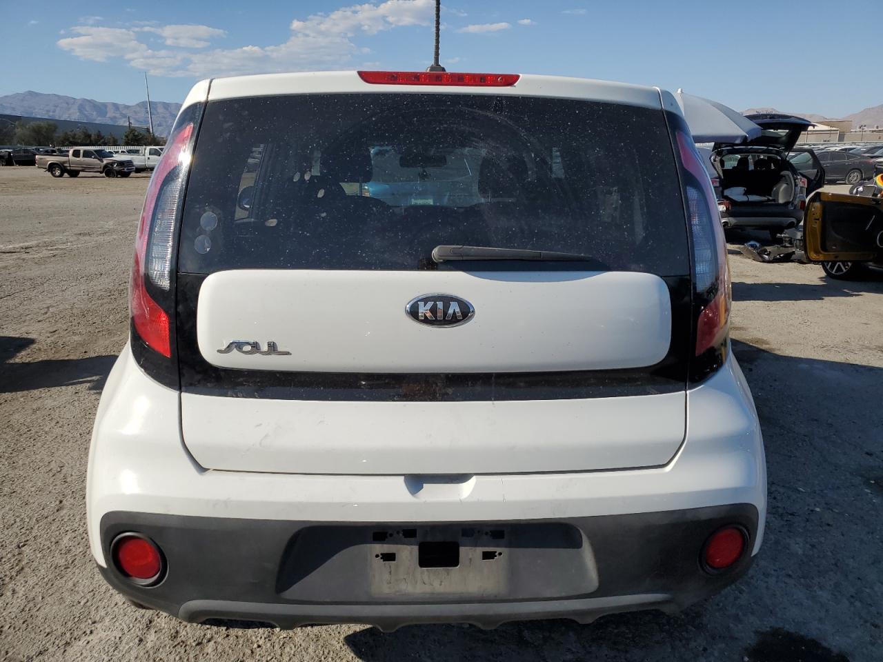 KNDJN2A28J7534373 2018 Kia Soul