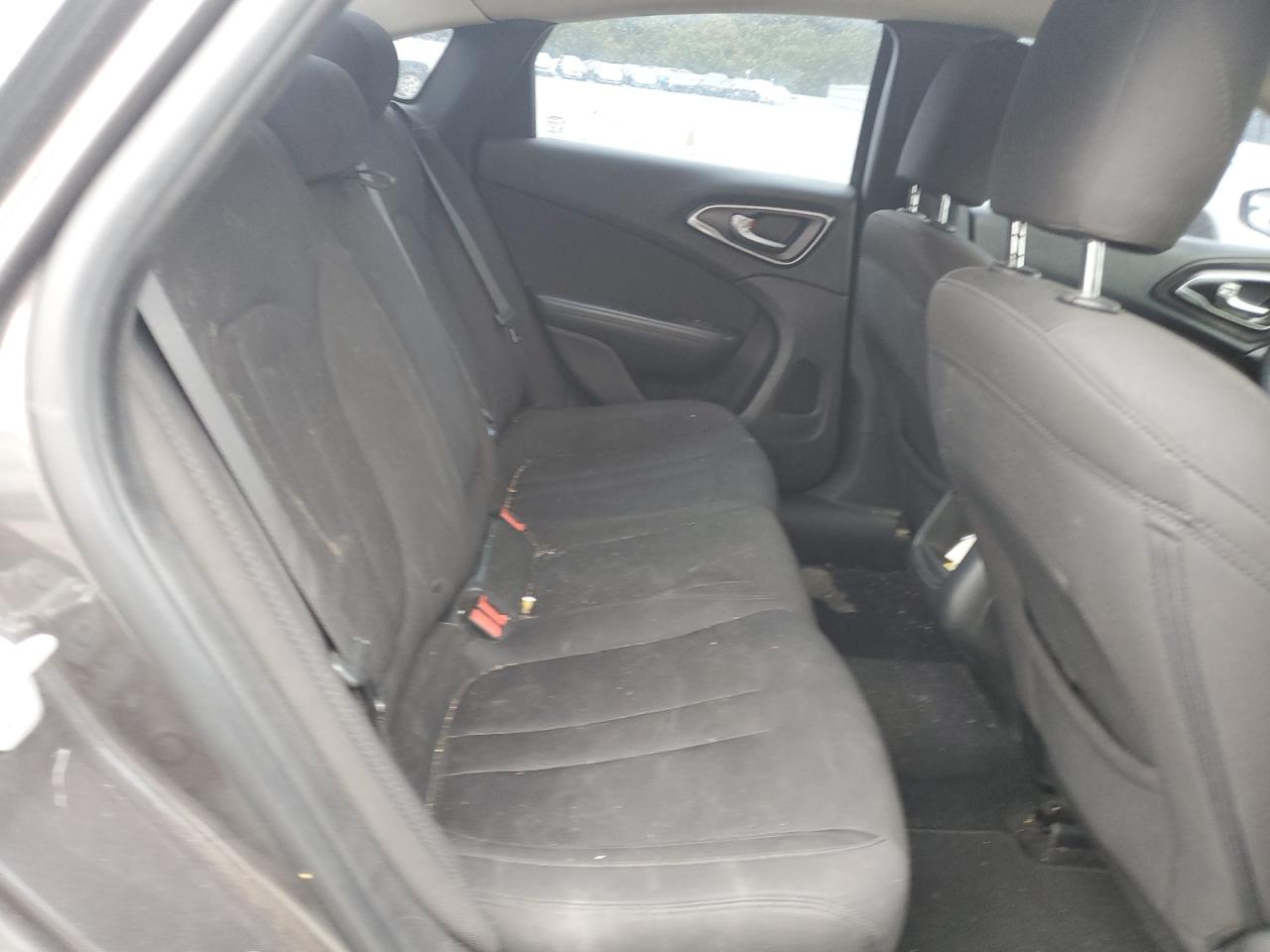 2016 Chrysler 200 - Image 10