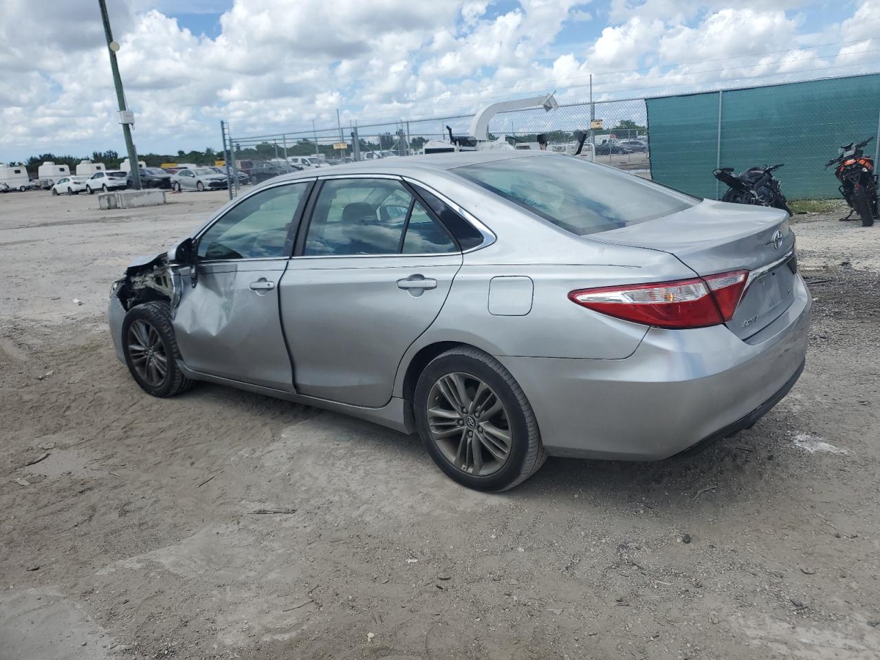 4T1BF1FK5HU365716 2017 TOYOTA CAMRY - Image 2