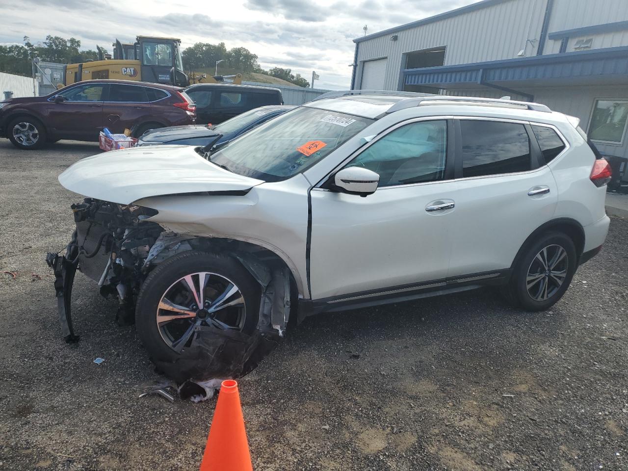 5N1AT2MV1HC834930 2017 NISSAN ROGUE - Image 1