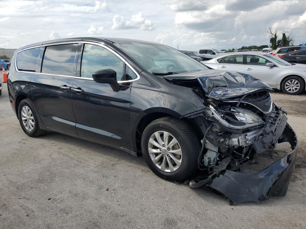2018 Chrysler Pacifica - Image 4