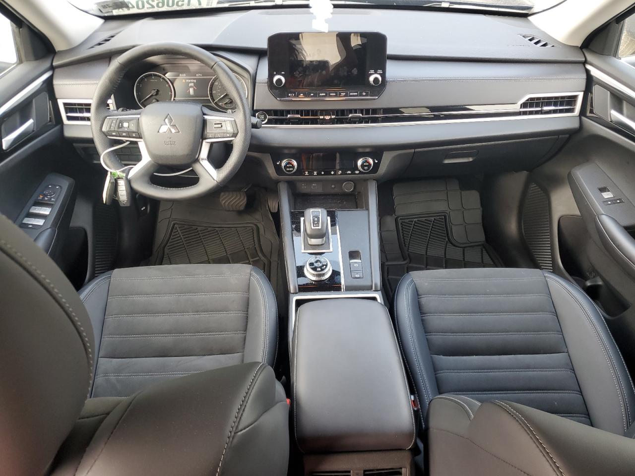 2024 Mitsubishi Outlander - Image 8