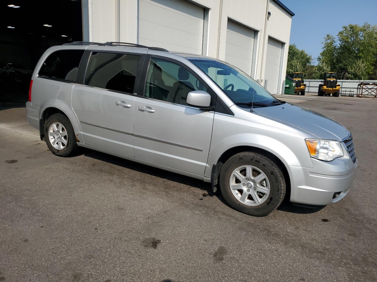2010 Chrysler Town & Country - Image 4