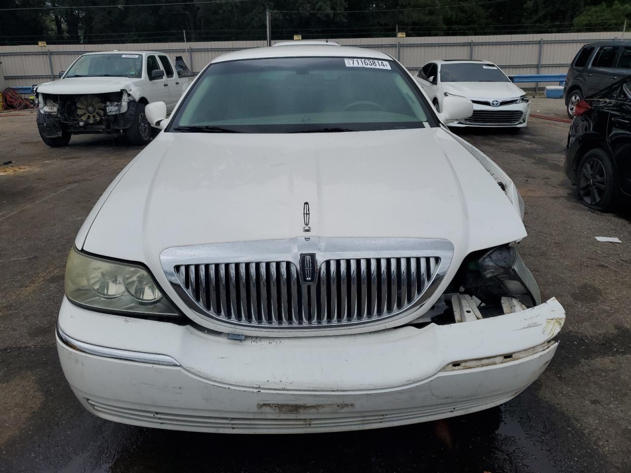 1LNHM81W44Y617686 2004 Lincoln Town Car Executive