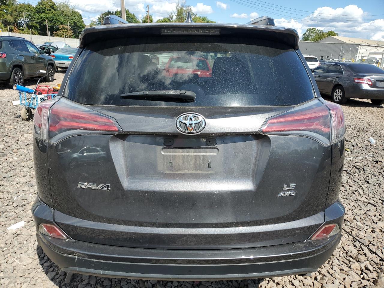 JTMBFREV8HJ135555 2017 Toyota Rav4 Le