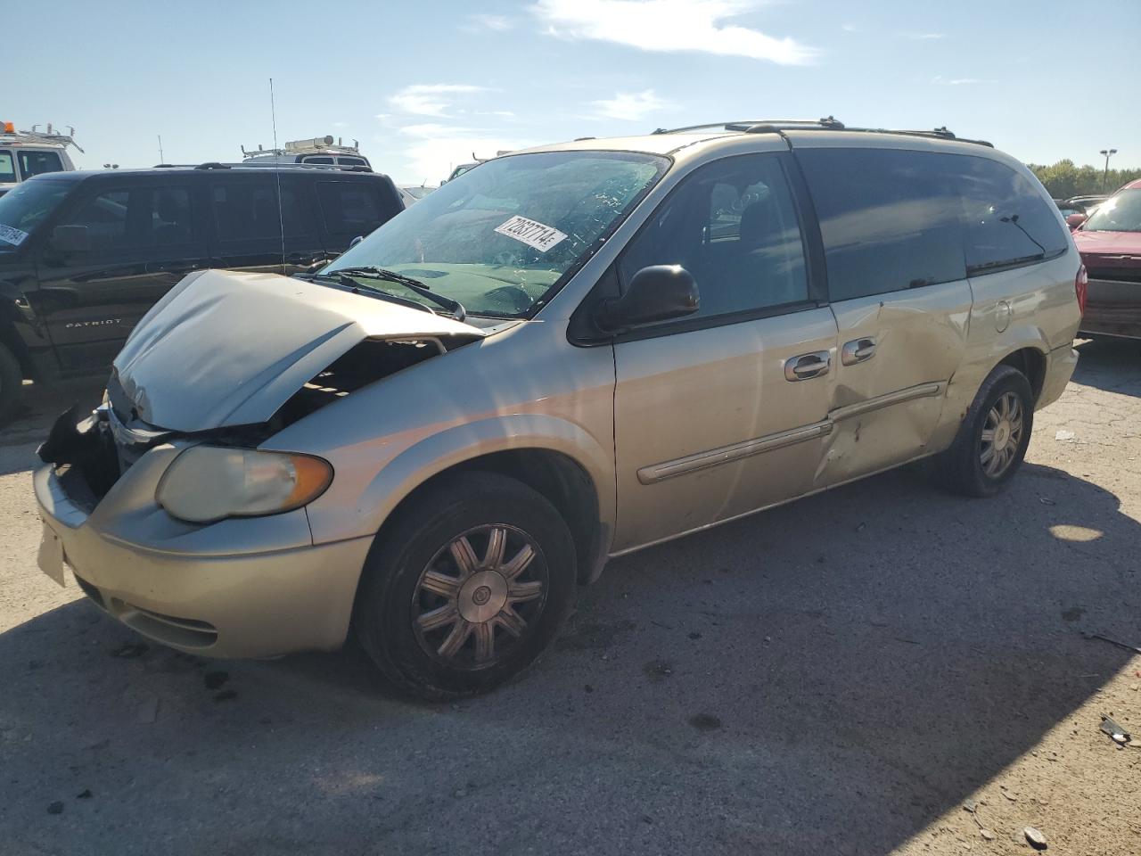 2005 Chrysler Town & Country - Image 1