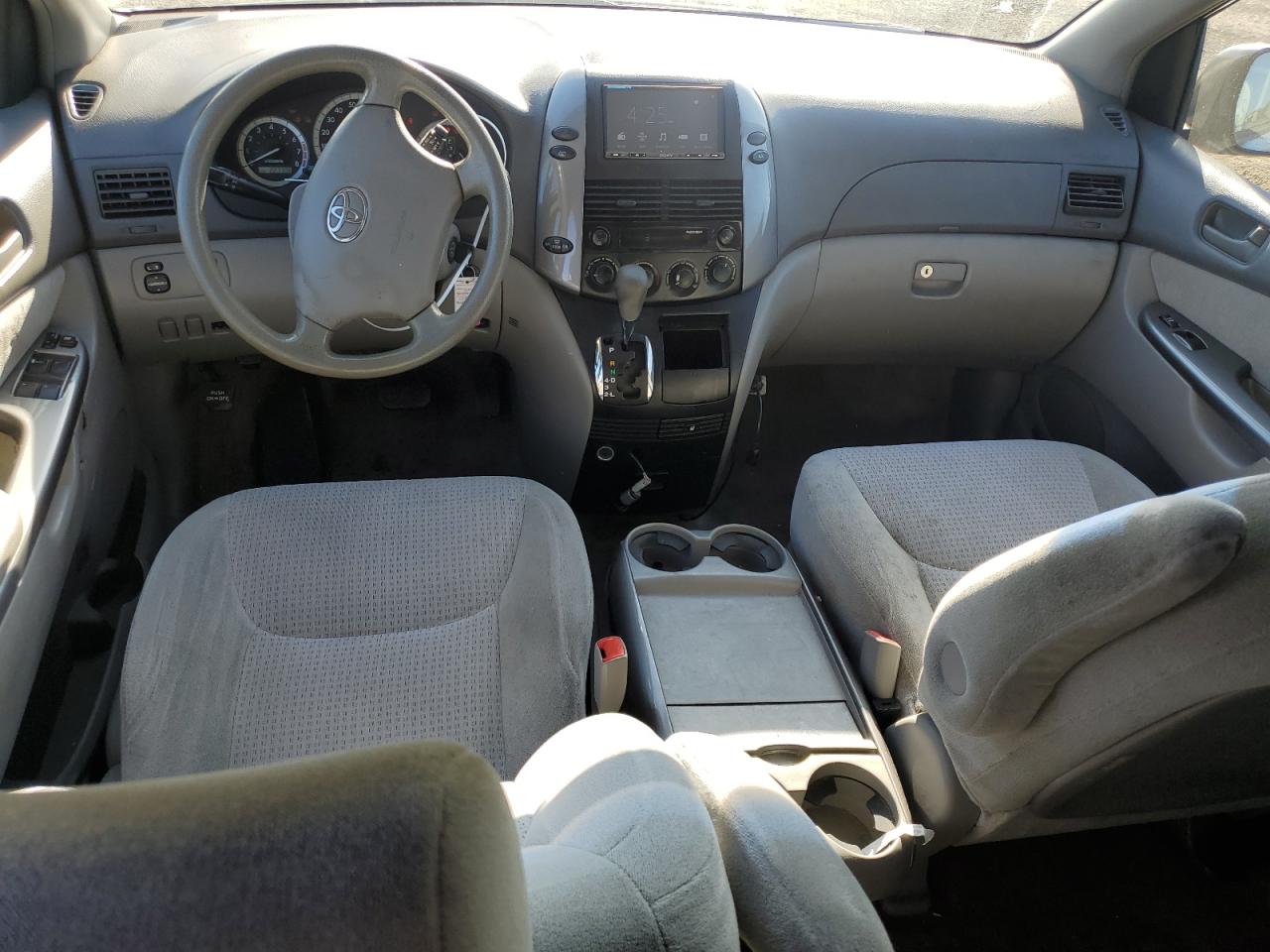2010 Toyota Sienna - Image 8
