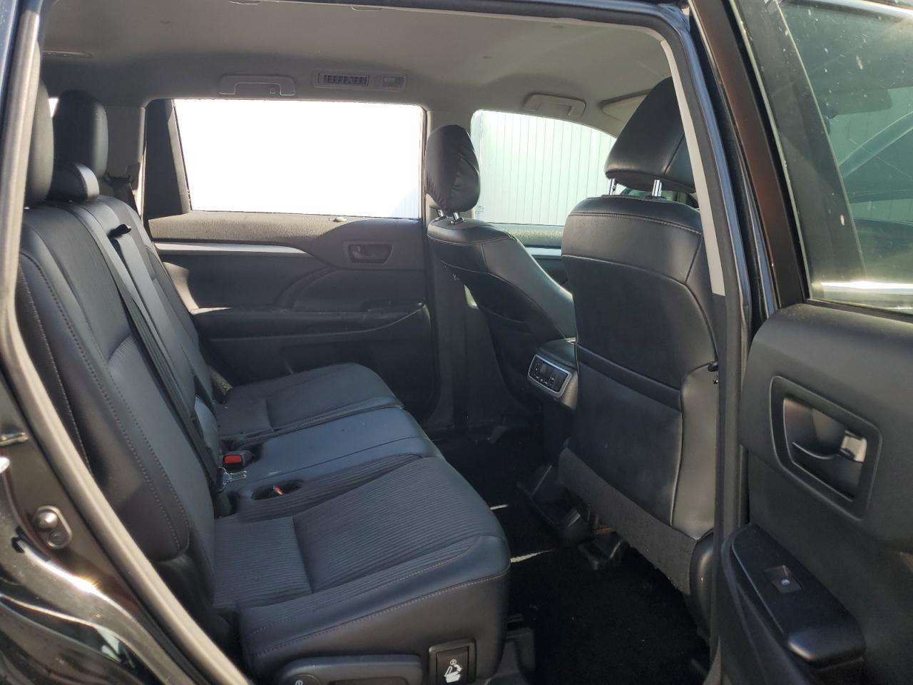 2016 Toyota Highlander - Image 11