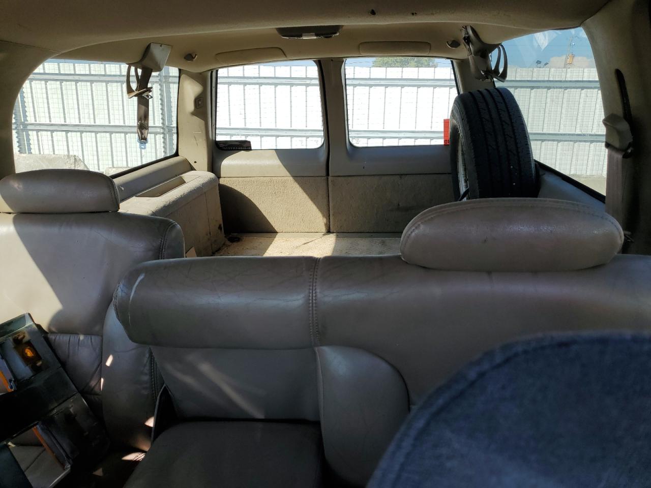 1999 Chevrolet Suburban K2500 VIN: 1GNGK26R7XJ423387 Lot: 72254674