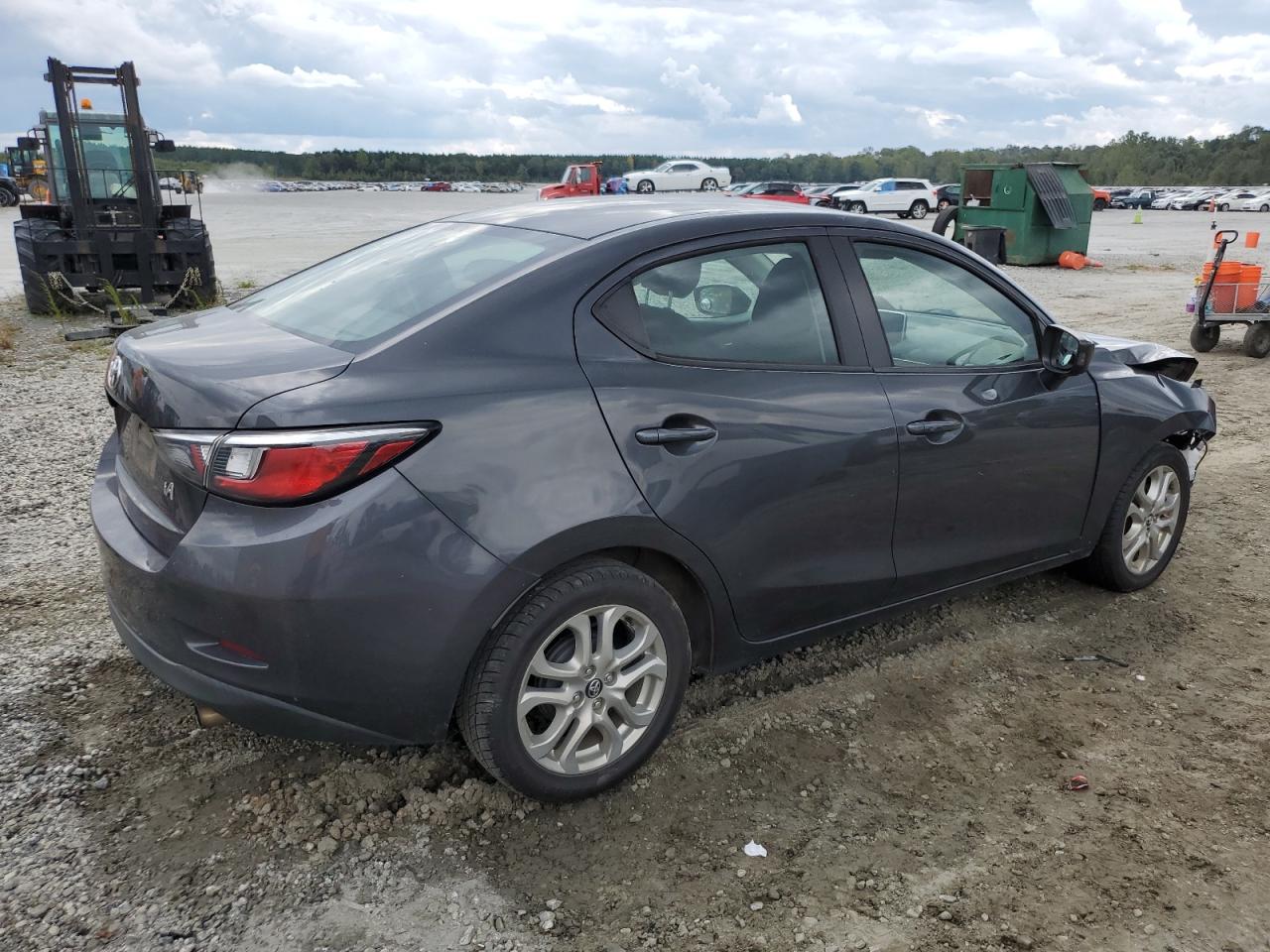 VIN 3MYDLBYV3JY333676 2018 TOYOTA YARIS no.3