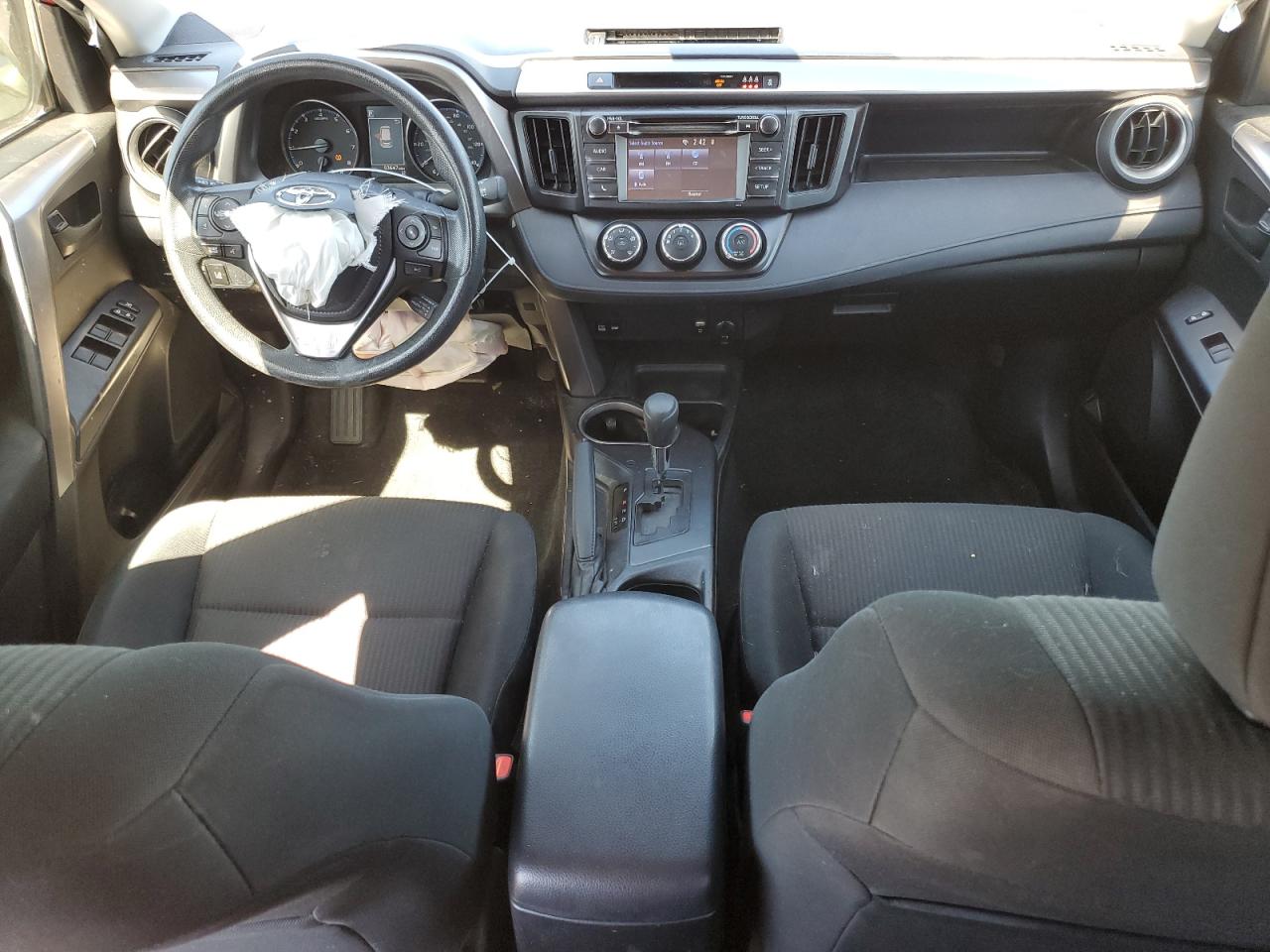 JTMBFREV8HJ120568 2017 Toyota Rav4 Le