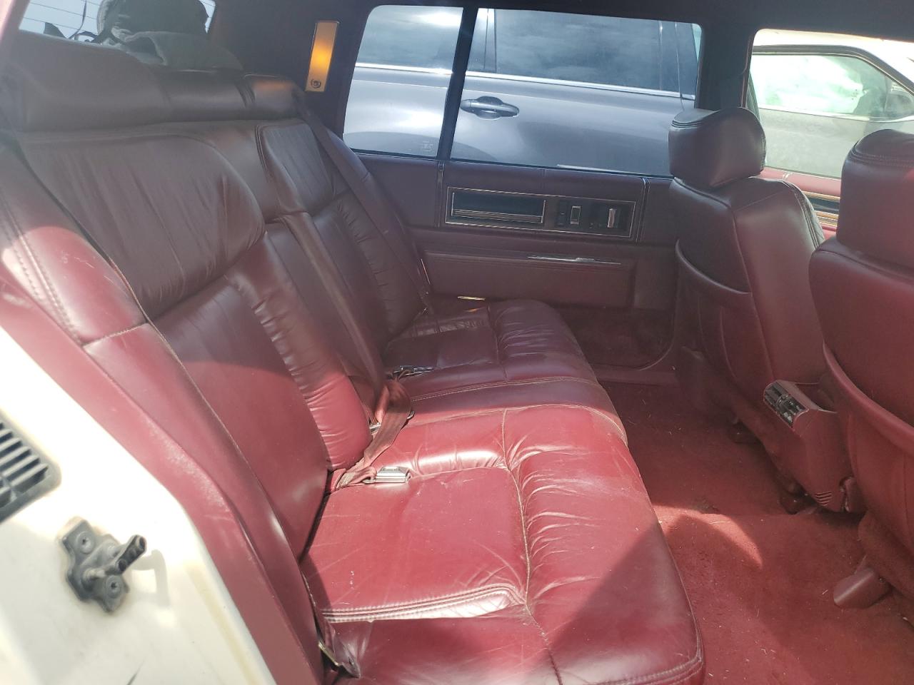 1G6CD53B1N4229916 1992 Cadillac Deville