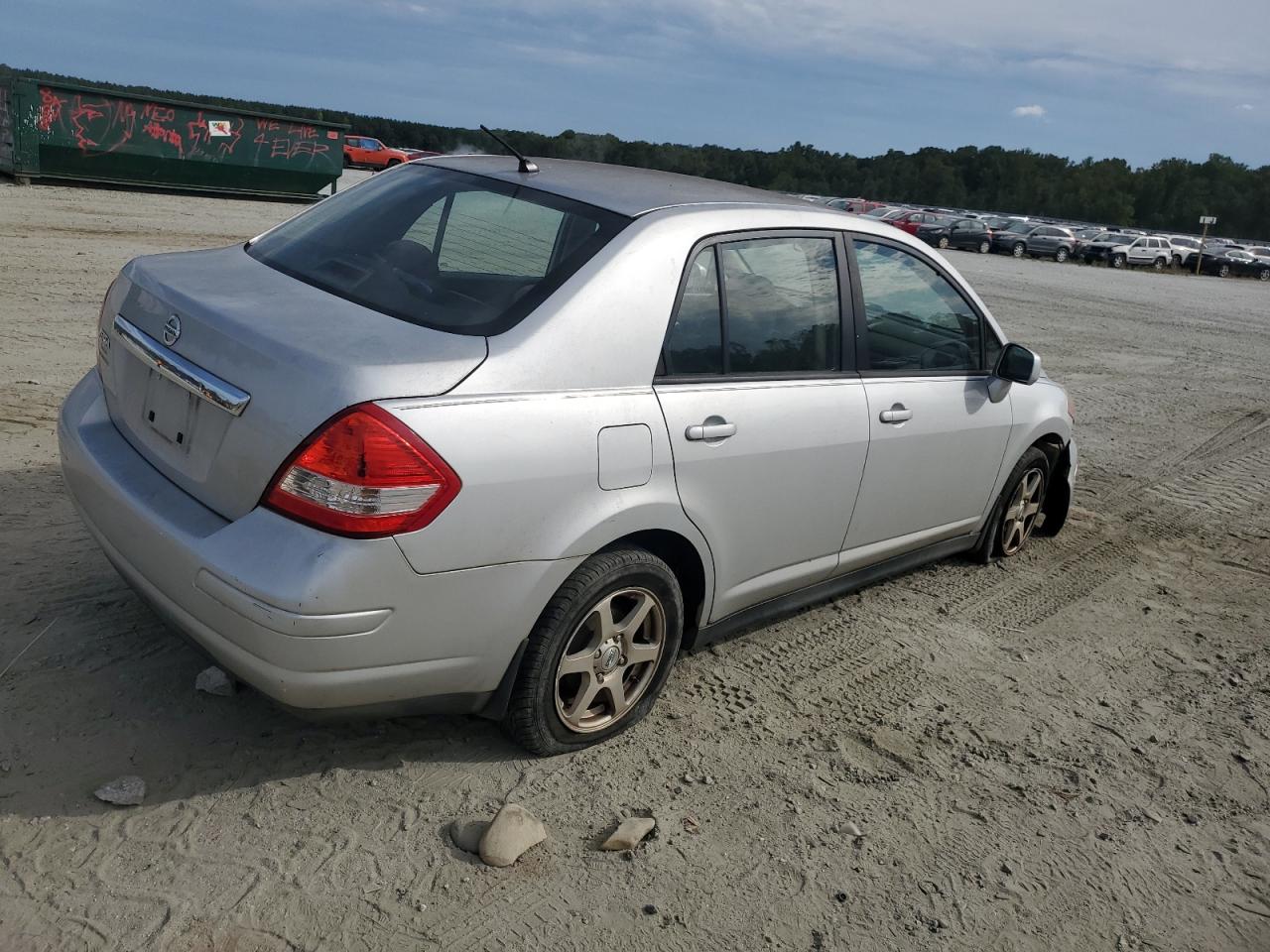 2011 Nissan Versa - Image 3