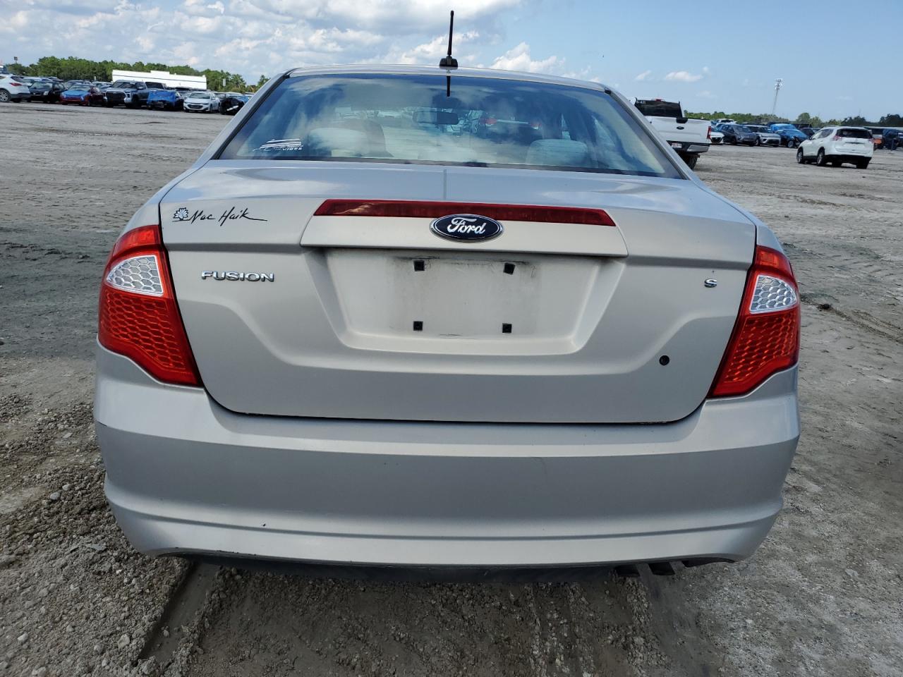 2010 Ford Fusion S VIN: 3FAHP0GA4AR215174 Lot: 72381004