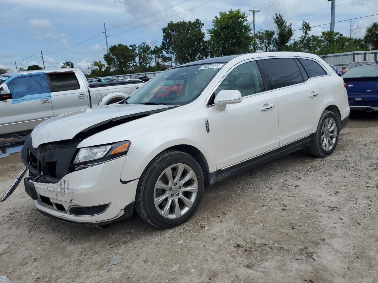 2014 Lincoln Mkt for Sale in Riverview, FL - Front End