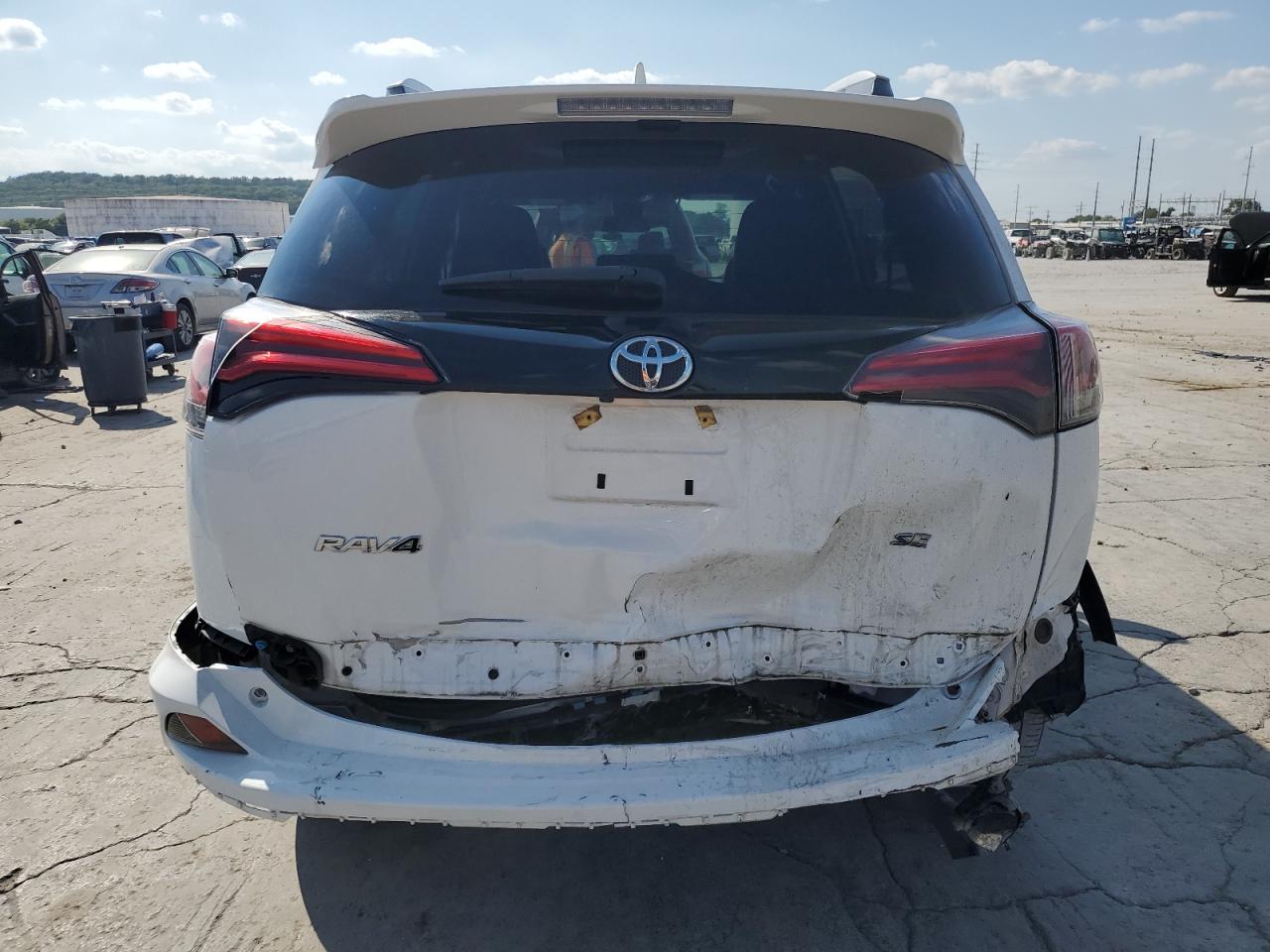 2T3NFREV7JW465529 2018 Toyota Rav4 Se