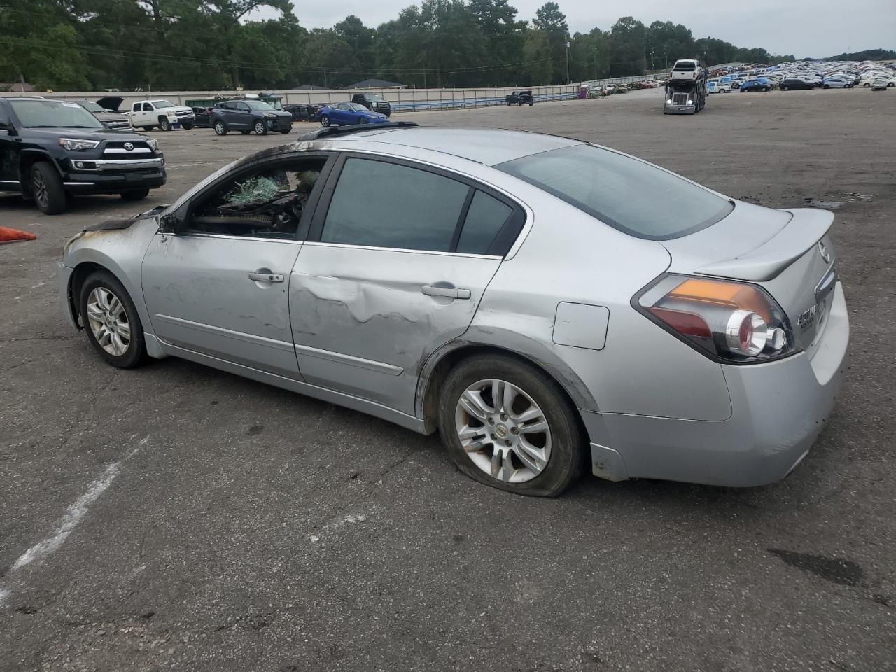 2010 Nissan Altima - Image 2