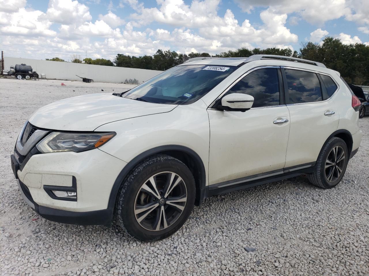 5N1AT2MT5HC742136 2017 NISSAN ROGUE - Image 1