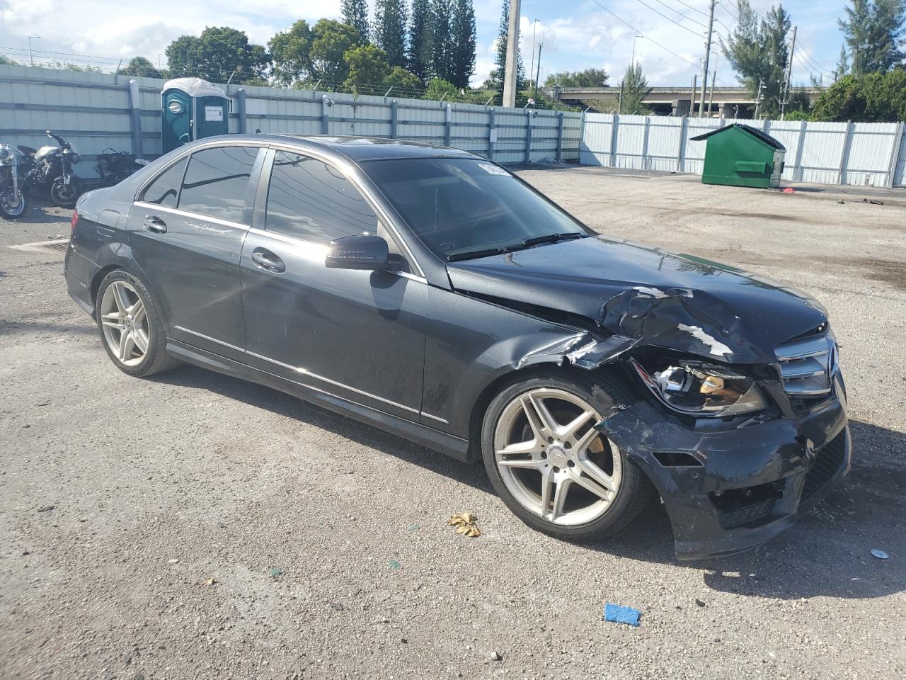 VIN WDDGF4HB9DR261631 2013 MERCEDES-BENZ C-CLASS no.4