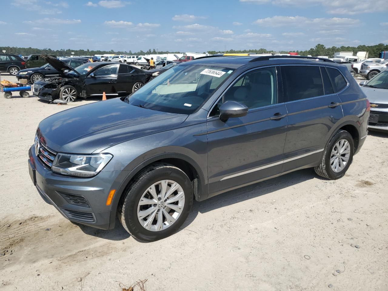 3VV3B7AX5JM162797 2018 VOLKSWAGEN TIGUAN - Image 1