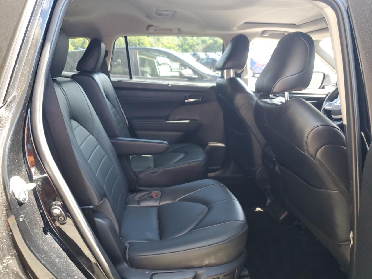 2022 Toyota Highlander - Image 11