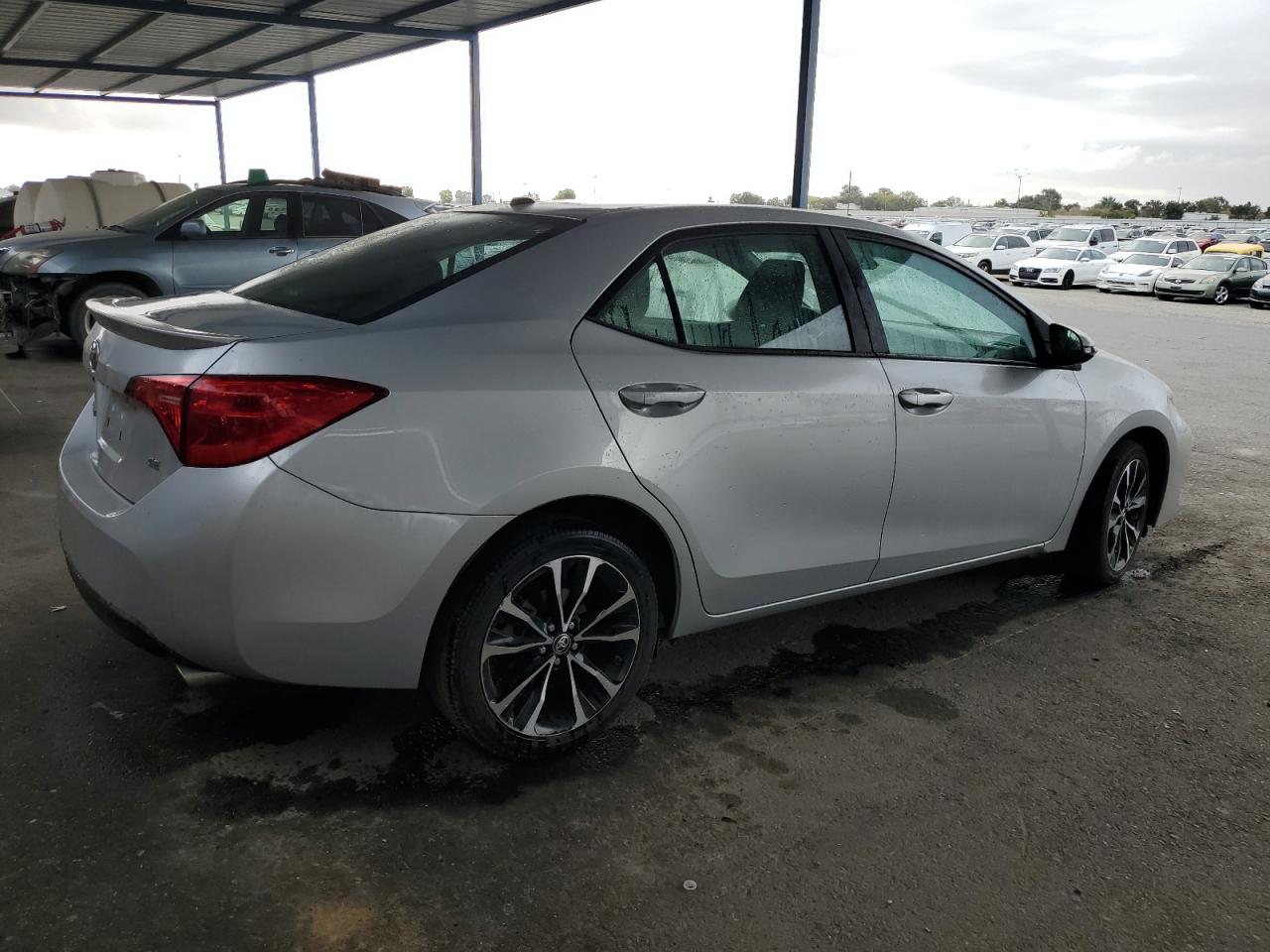 VIN 2T1BURHE0JC983223 2018 TOYOTA COROLLA no.3