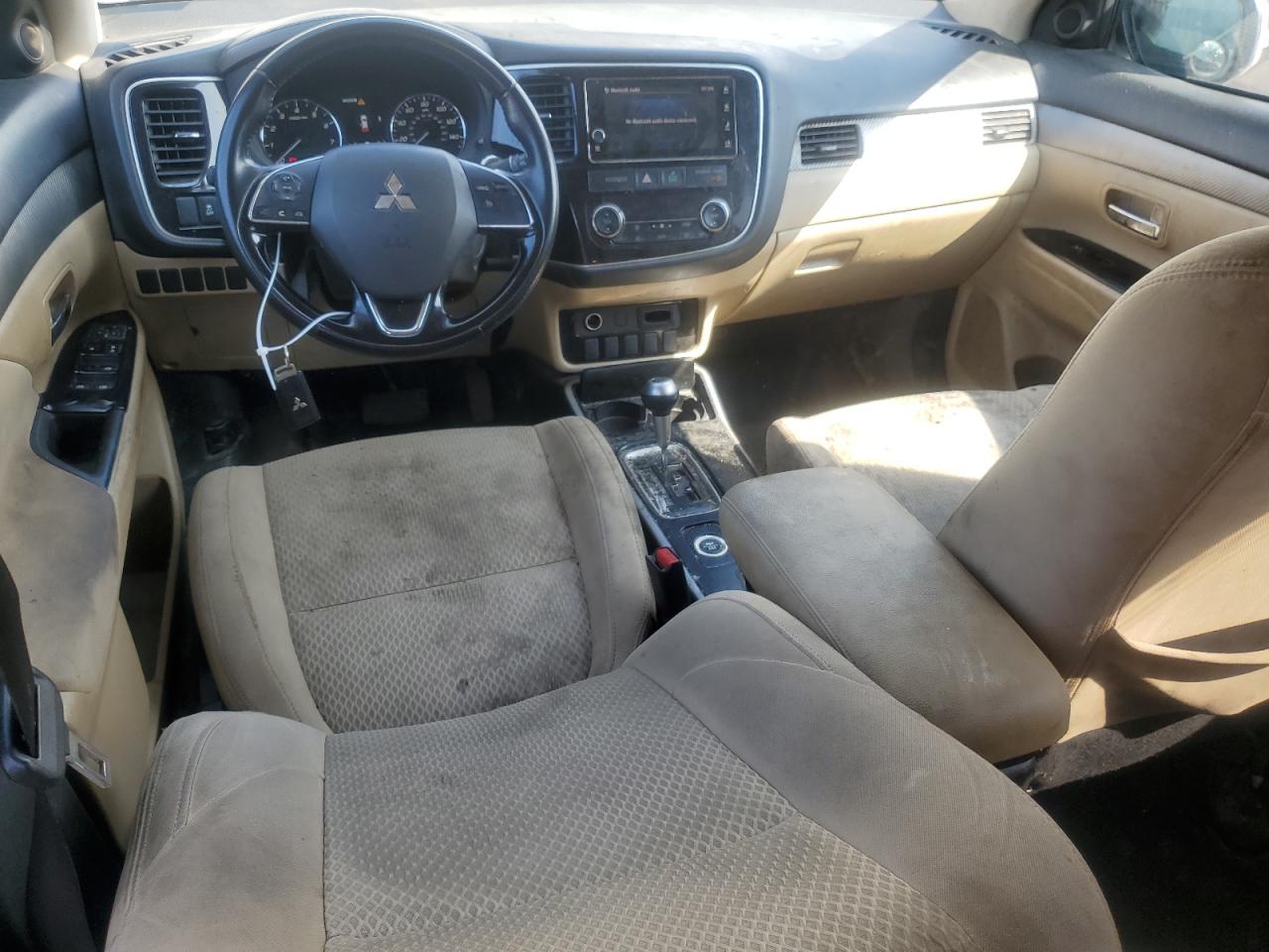 JA4AZ3A37JZ000895 2018 Mitsubishi Outlander Se