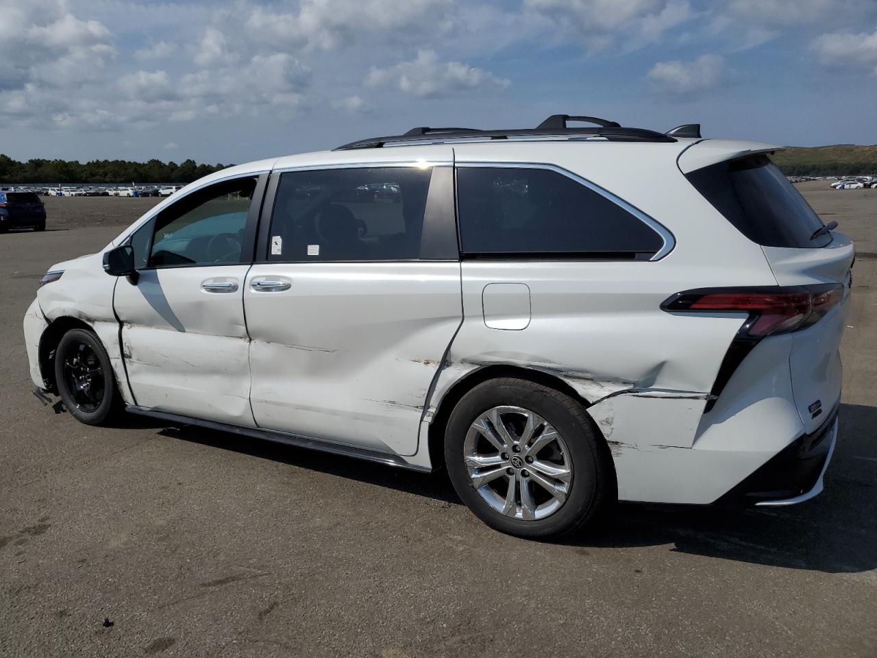 5TDCSKFC6PS083719 2023 TOYOTA SIENNA - Image 2