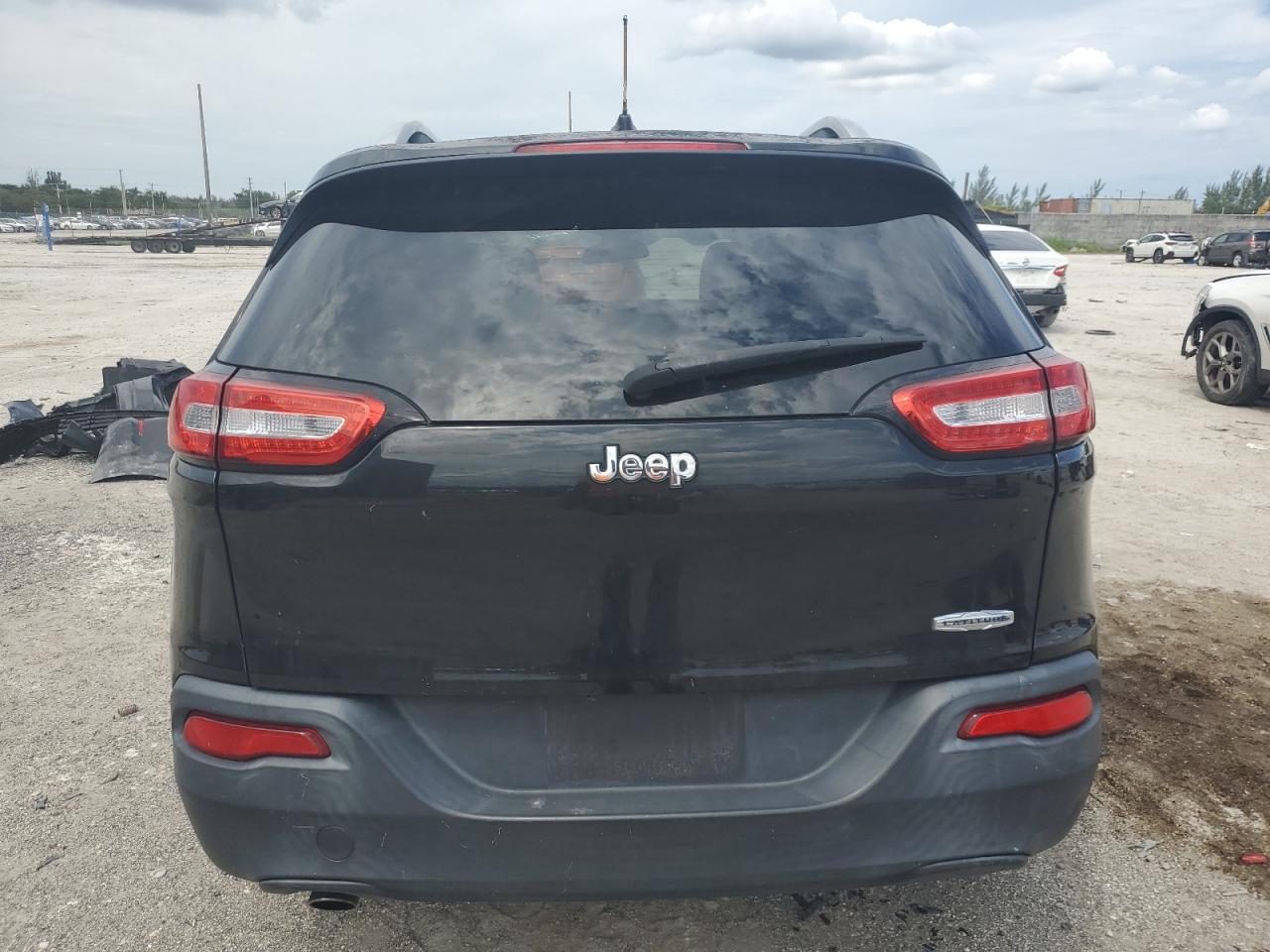 2014 Jeep Cherokee Latitude VIN: 1C4PJLCB1EW270563 Lot: 71664364