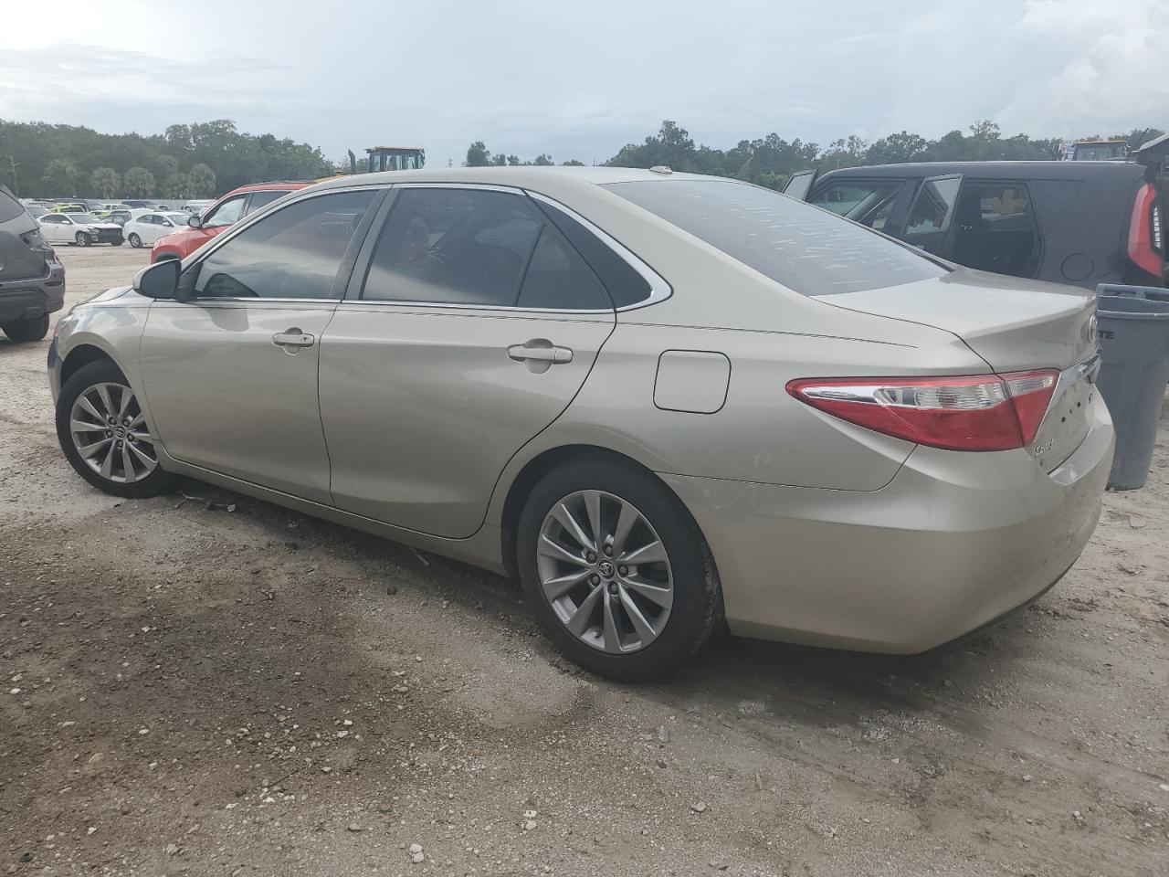 4T1BF1FK0GU554014 2016 TOYOTA CAMRY - Image 2