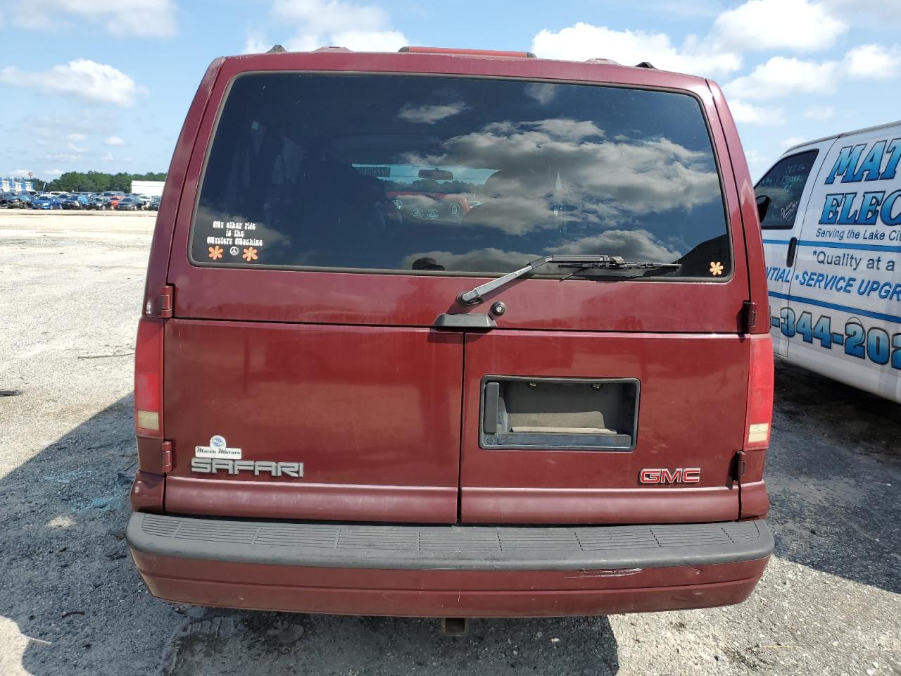 1GKDM19X02B508217 2002 GMC Safari Xt