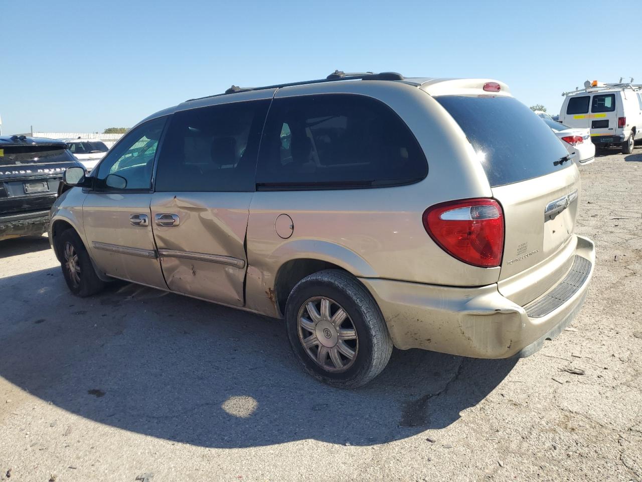 2005 Chrysler Town & Country - Image 2