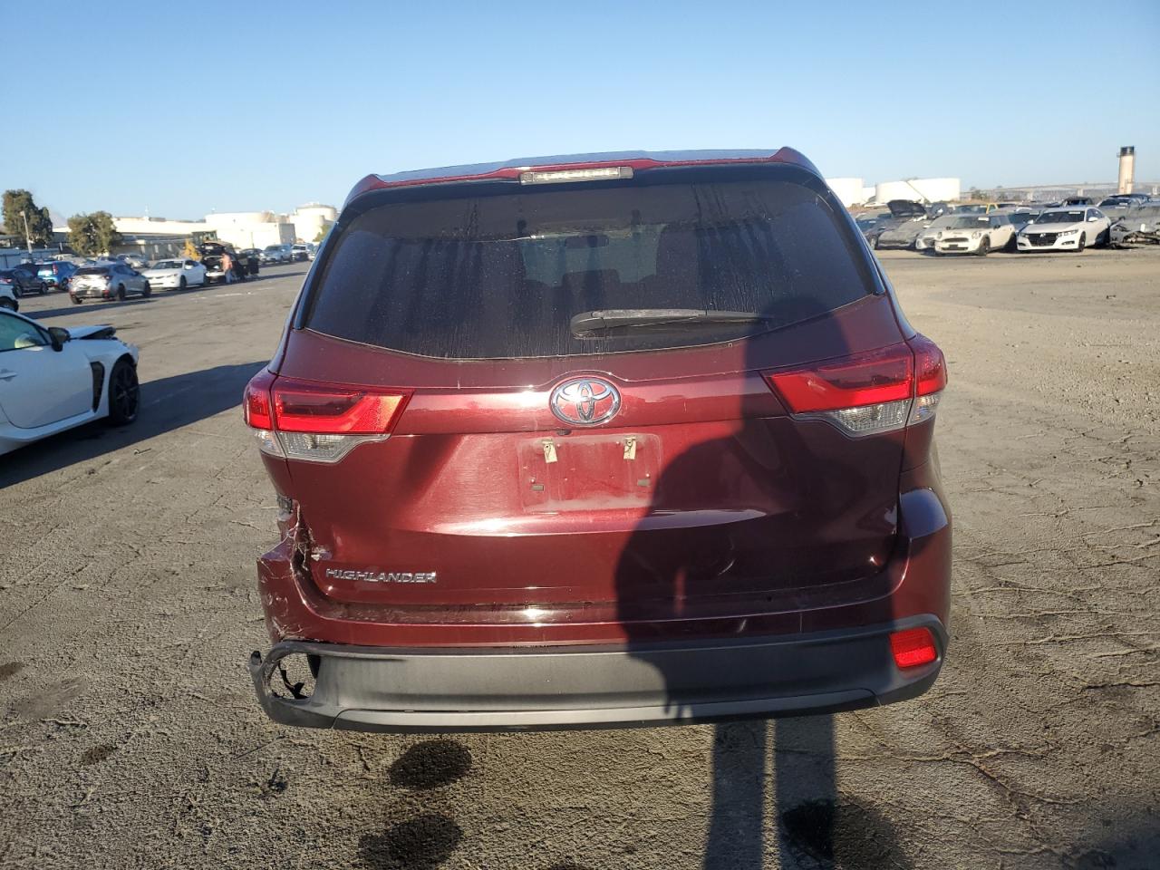 5TDZZRFH9JS256540 2018 Toyota Highlander Le