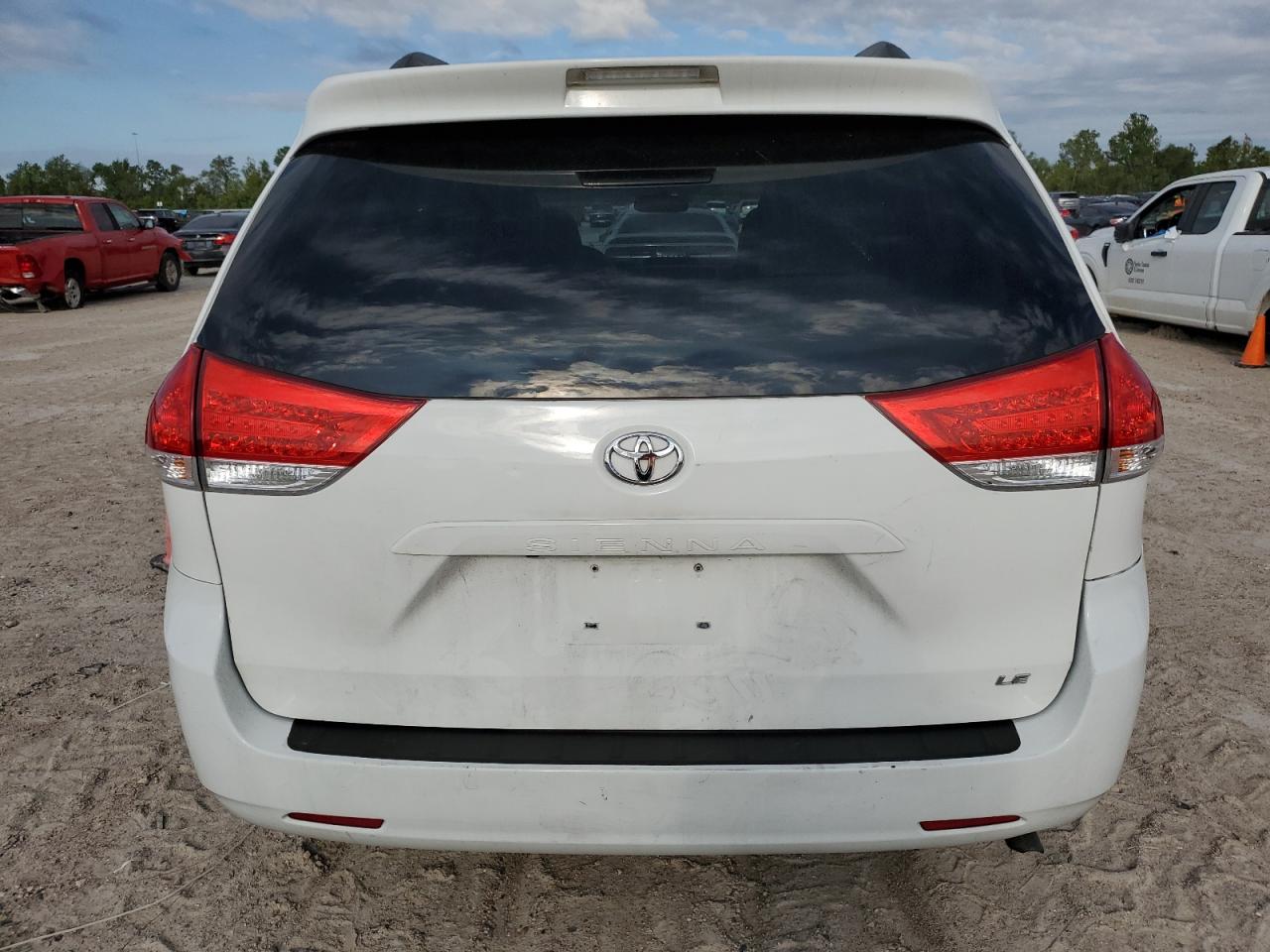 2011 Toyota Sienna Le VIN: 5TDKK3DC7BS077179 Lot: 70125574