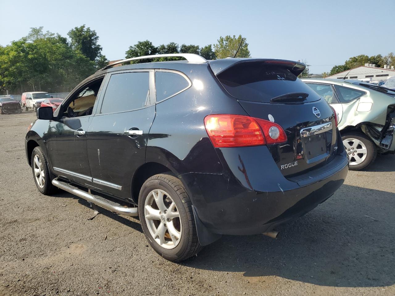 2011 Nissan Rogue - Image 2