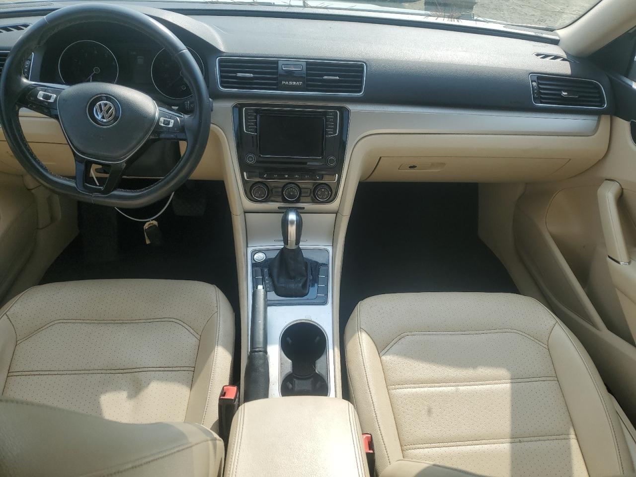 1VWLA7A33KC004182 2019 Volkswagen Passat Wolfsburg